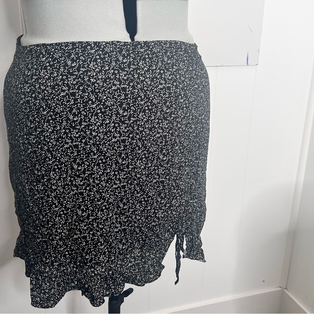 Forever 21 Black and White Floral Mini Skirt